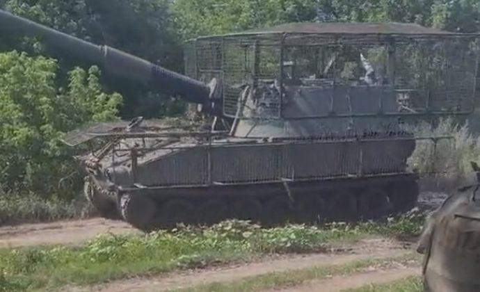 屋根型装甲を取り付けたウクライナ軍のM109L自走榴弾砲！