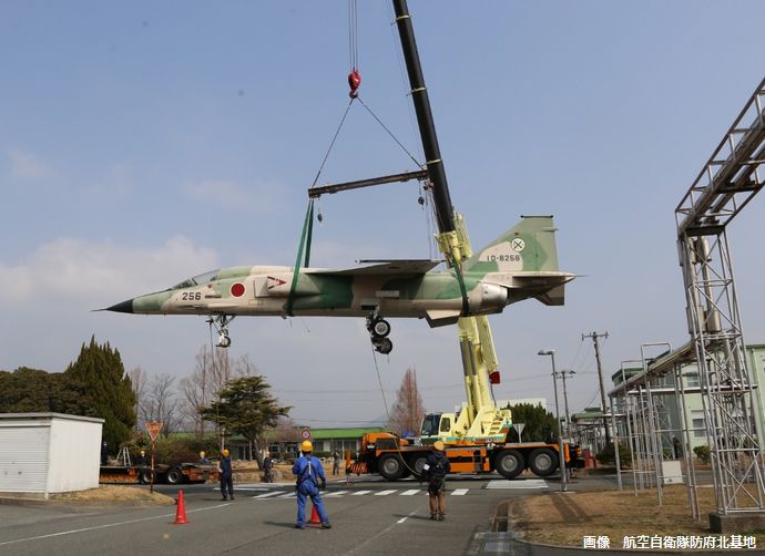 退役したF-1戦闘機256号機が防府北基地で圧巻の離陸？…お引越しの様子を公開
