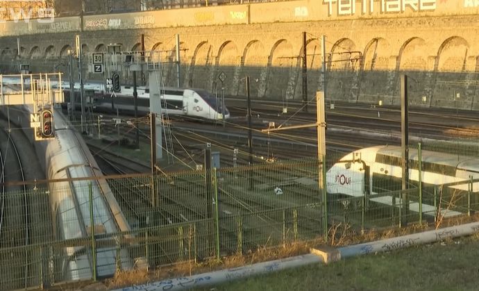 パリ近郊で走行中の高速鉄道TGVから運転士飛び降り自殺を図り死亡…緊急停止装置が作動！