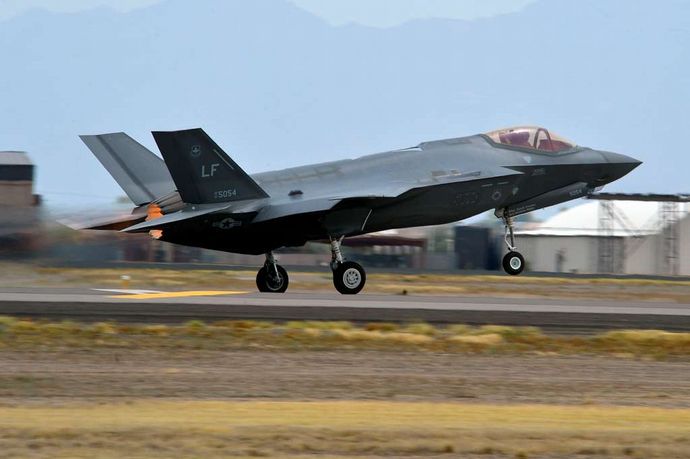 チェコ首相、米国製の最新鋭ステルス戦闘機F-35を24機購入すると発表！