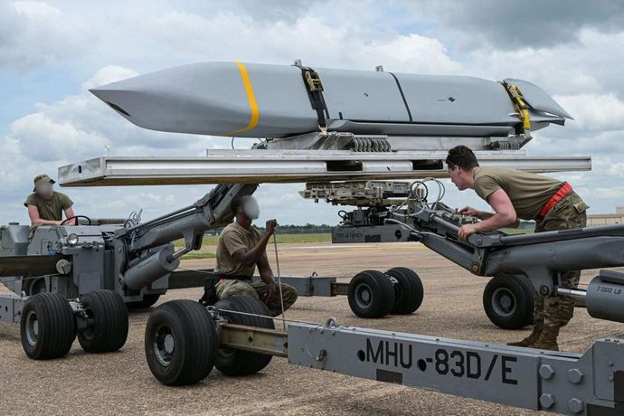 米軍、ステルス長距離ミサイル「JASSM-ER」を対イランに集中投入…在庫逼迫懸念！