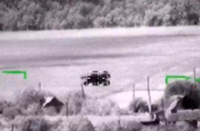 トラクターに向かって対戦車ミサイルを撃つロシア軍のKa-52攻撃ヘリ…レオパルド2戦車と勘違いか？！