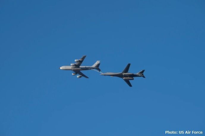 米空軍の戦略爆撃機B-1BランサーがKC-135Rから空中給油を実施！