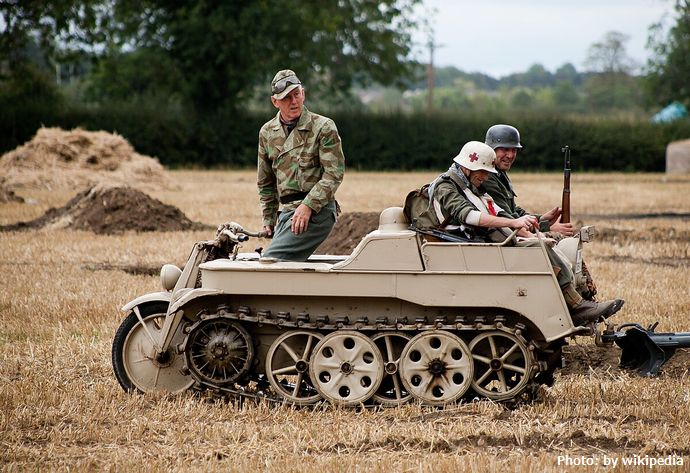 オートバイと戦車が合体？奇妙な乗りもの「履帯バイク」とは！