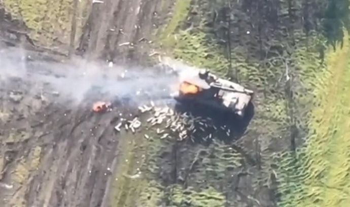 対砲兵戦でウクライナ軍砲撃がロシア軍自走砲を撃破…中の人は逃げ遅れたか！