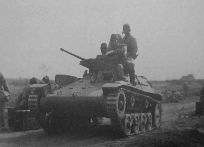 Type_97_light_armored_car_Te-Ke_02