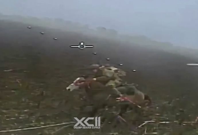 ロシア軍騎兵突撃 vs ウクライナ軍ドローン部隊！