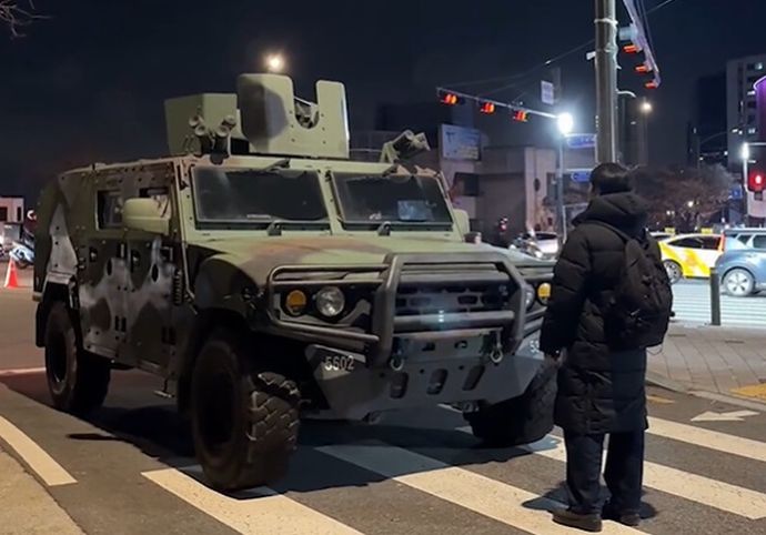 身一つで韓国軍装甲車を阻止した男性…李野党代表「この方を必ず探し出して」！