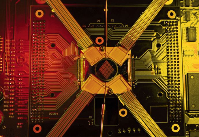 シリコン量子コンピュータ、ついに「製造の壁」を突破…半導体工場の標準技術で99%超の精度を実現！