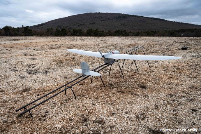 フランス陸軍の砲兵部隊が小型偵察ドローンシステム「SMDR」を使って砲撃前情報収集訓練を実施！