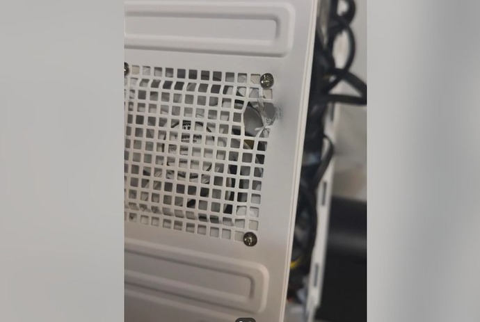 自宅に銃弾を撃ち込まれるもPCケースが防ぐ…メモリは無事！