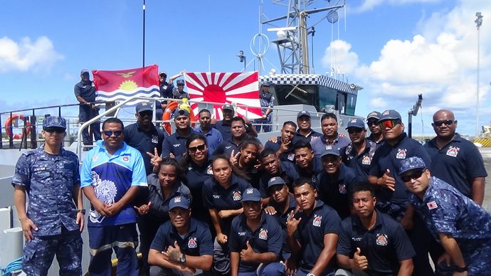 海自インド太平洋方面派遣部隊、キリバス警察とタラワで共同訓練…立入検査訓練や舟艇整備訓練を実施！