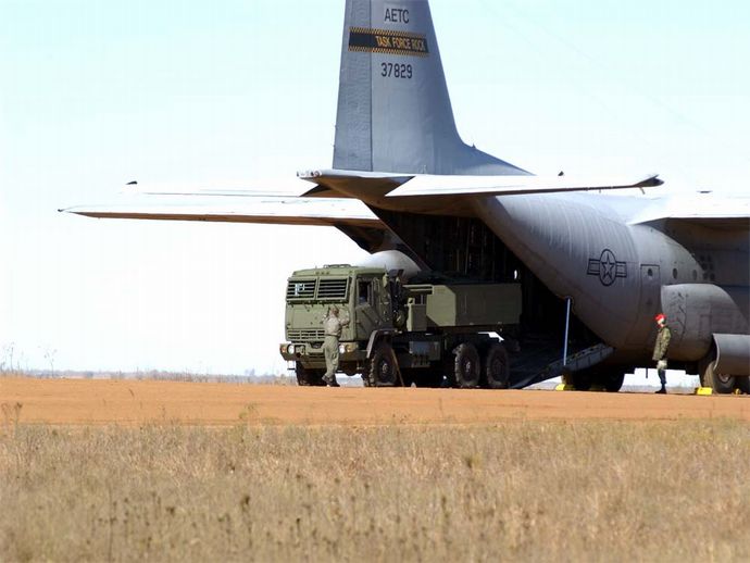 HIMARS_rolls_off_a_C-130