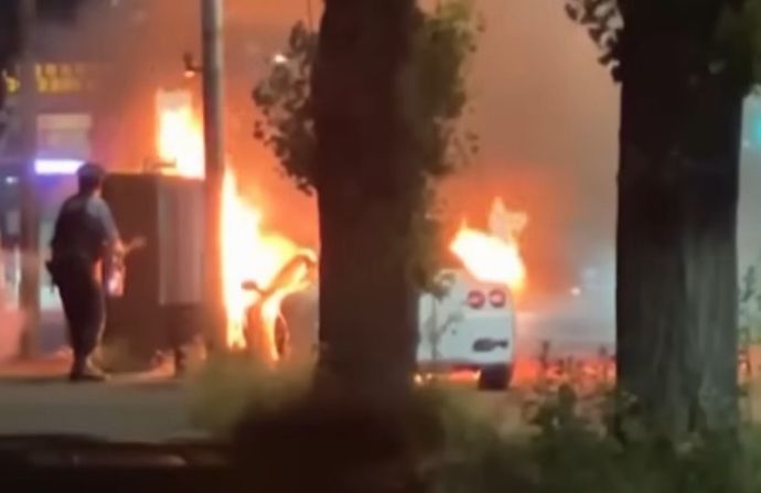 財務省付近で白いフェラーリが激しく炎上…けが人なし！