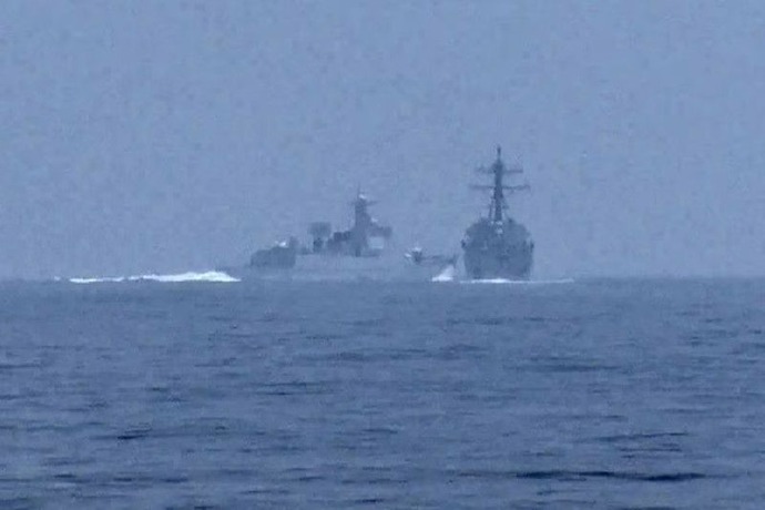 台湾海峡で米海軍艦に中国海軍艦が接近、約140mの距離で横切る危険な行為…「海のルールに違反する」と非難」！