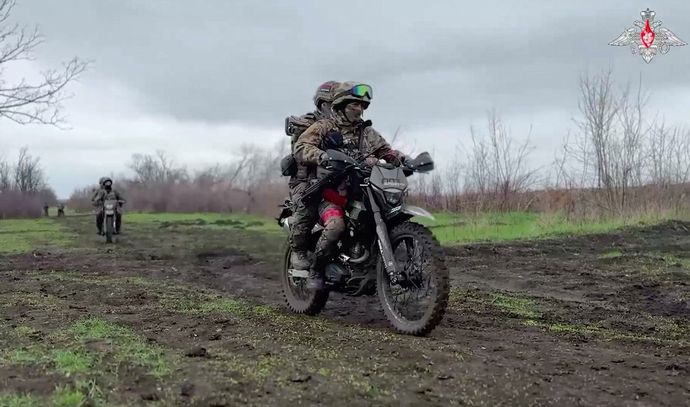 ロシア軍のバイク・馬・自転車・ゴルフカートでの突撃に対抗、ウクライナ軍が小型地雷を配備！