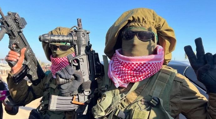 イスラエル軍から奪った戦利品のタボール自動小銃を見せびらかすハマス兵士！