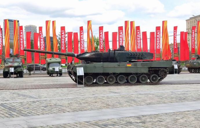 めちゃめちゃキレイなレオパルド2戦車がモスクワのビクトリーパークに到着…鹵獲した戦利品を展示！