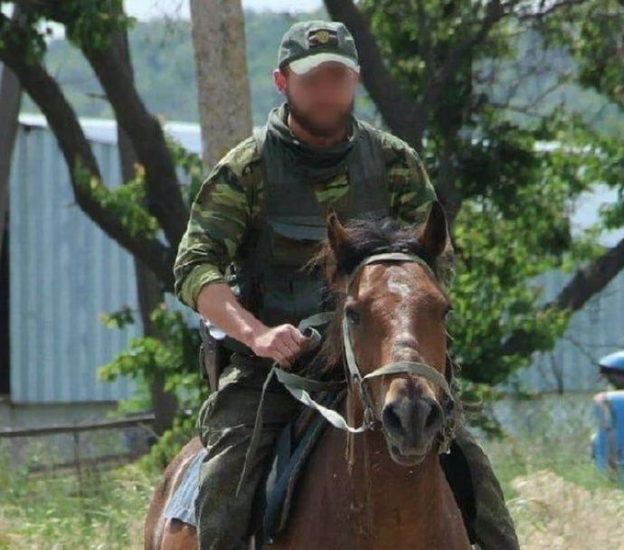 ロシア軍、最前線での輸送にとうとう馬を使いだす…可哀想で撃てない！