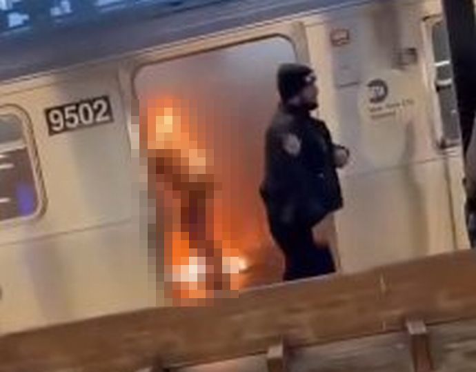 「全身が炎に包まれた人が車内に」…ニューヨークの地下鉄の車両内で女性が不法移民に放火され死亡！