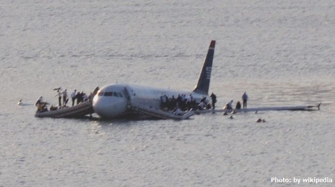 飛行機事故で最も生存しやすい席はどこなのか？