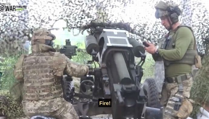 ウクライナ軍のM119軽榴弾砲部隊、装填手がスマホで弾着映像を見て再装填！