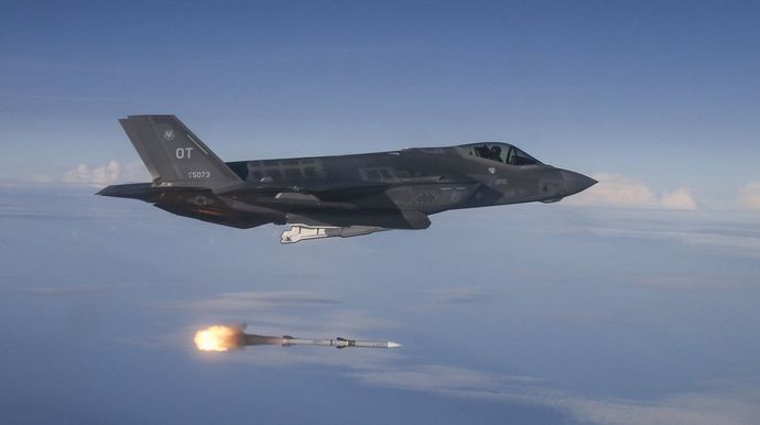 米政府、日本へ中距離空対空ミサイル「AIM-120 AMRAAM」150基を400億円で売却…最新鋭ステルス戦闘機F-35に搭載へ！