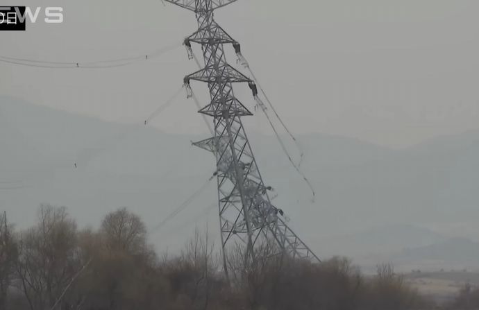 韓国と北朝鮮を繋ぐ送電線が倒壊、人が落下しているとみられる映像も！