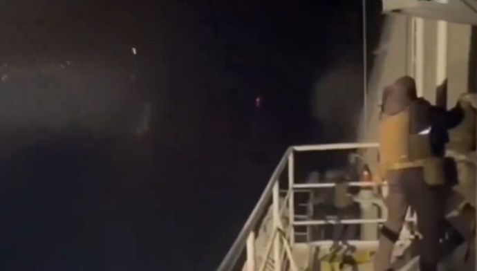 黒海艦隊揚陸艦「シーザークニコフ」撃沈をロシア側から見た動画…水兵が重機関銃で迎撃！