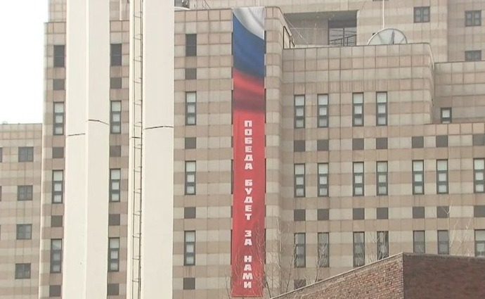 「勝利はわれわれのもの」ソウルのロシア大使館に垂れ幕…韓国政府が撤去要請も応じず！