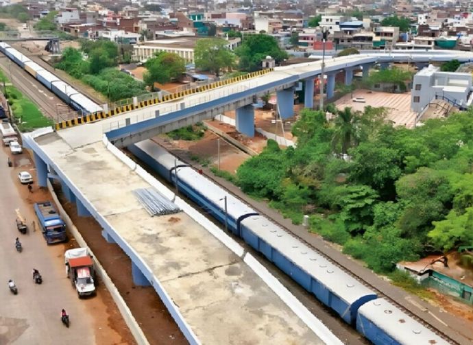 なぜ完成するまで気付かなかった？設計ミスで90度直角カーブの高架橋…インド！