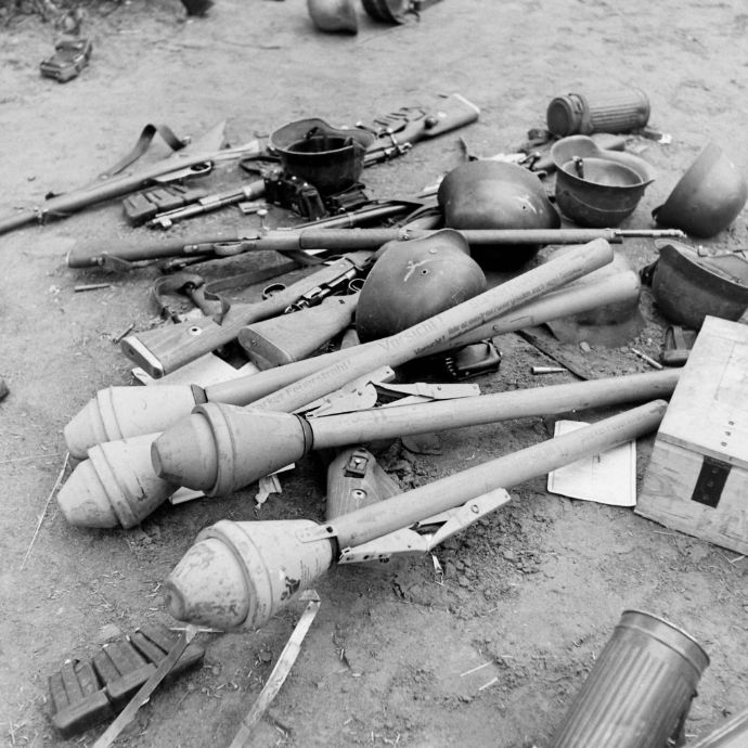 1945年5月…ドイツ軍降伏後のエルベ川西側に残された、武器・装備・物資！