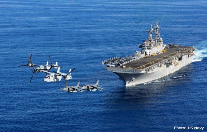 米海軍強襲揚陸艦「ワスプ」上空を編隊飛行するMV-22Bオスプレイ！