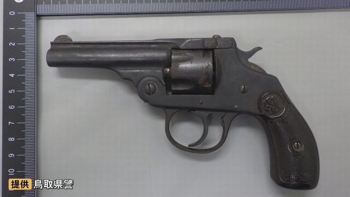 自宅の押し入れを整理中に拳銃のようなもの1丁発見、実弾なし…鳥取市！