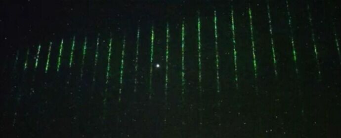 中国の衛星がハワイ上空にグリーンレーザーを照射…緑色の光の壁が出現！