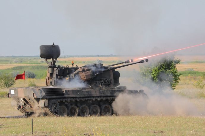 戦車の砲塔の上に高射機関砲付ける奴、動いてても最新の射撃統制システムだと当たるんかな？！