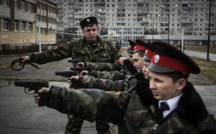 ロシア教育相、高校生がカラシニコフ小銃などを扱う基礎軍事訓練を習う教育課程改編を承認！