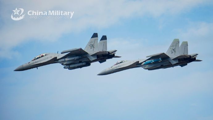 中国海軍の新型艦載戦闘機J-15Tが「エアショー・チャイナ2024」で編隊飛行などを披露！