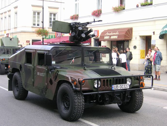 1280px-Warsaw_Hummer_03