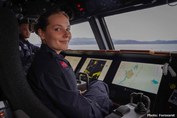 ノルウェーのアレクサンドラ王女が海軍の90N型高速艇「オッダンナ(L4527 Oddane)」を視察！