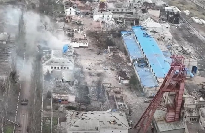 ソレダルに入ってきたロシア兵に戦車攻撃を仕掛けるウクライナ軍！