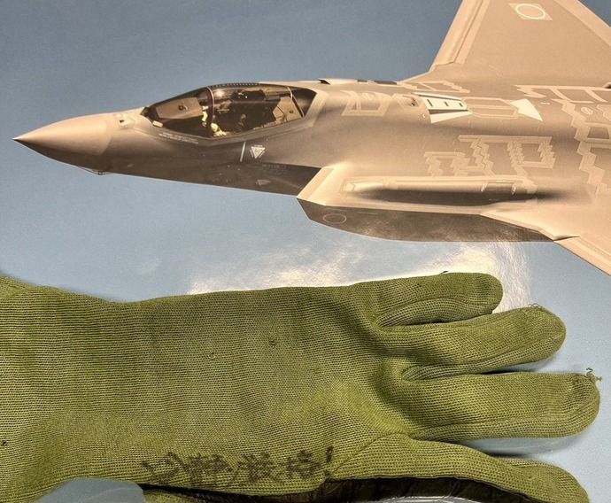 小泉進次郎防衛相がXに手袋の写真を投稿「本質から目をそらす試みには乗らず」！