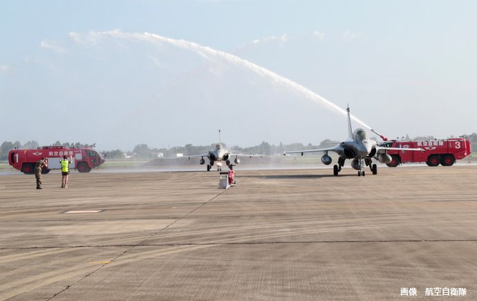 フランス空軍のラファール戦闘機が、航空自衛隊の新田原基地に到着…初の2国間訓練に臨む！