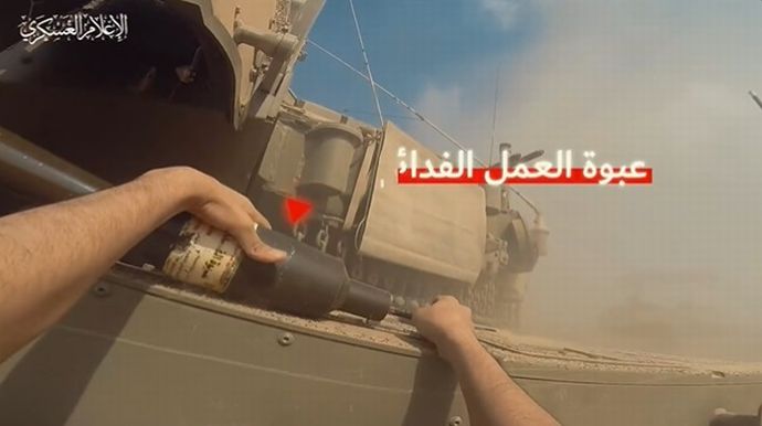イスラエル戦車に直接取り付いて爆薬を仕掛けるハマス戦闘員！