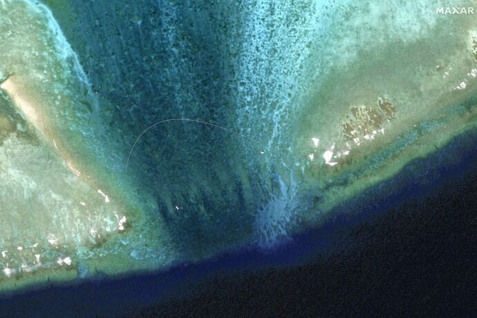 中国が南シナ海のスカボロー礁に「浮遊障壁」を設置、衛星写真で判明…フィリピン沿岸警備隊が設置する様子を撮影！