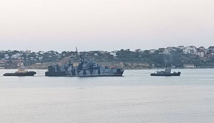 ウクライナの水上ドローンで攻撃されたロシア海軍艦艇「サムム」が曳航されとる！