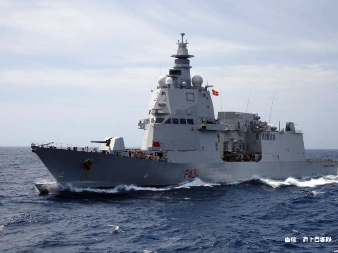 イタリア海軍フリゲート艦「フランチェスコ・モロジーニ」と海自補給艦「はまな」が東シナ海共同訓練を実施！