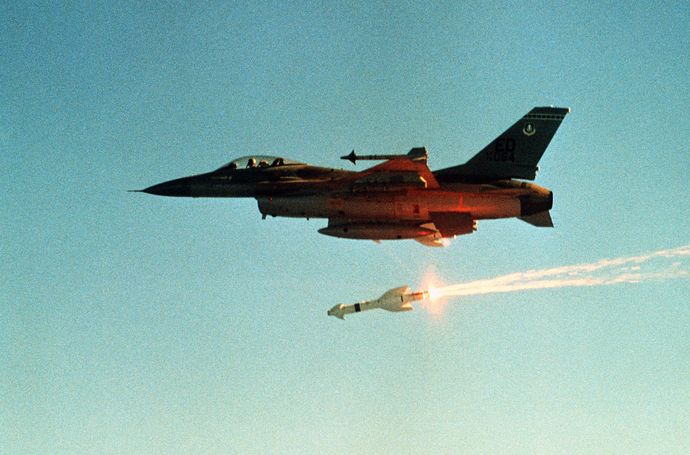 米軍F-16戦闘機が北米の五大湖上空で未確認飛行物体を撃墜…3日連続で4件目！