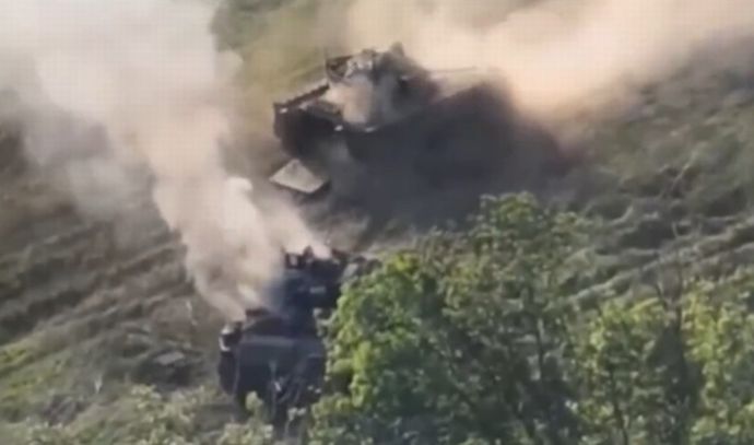 撃破されたウクライナ軍歩兵戦闘車ブラッドレー乗員を、別の一台が救援に到着し無事に救助を完了！