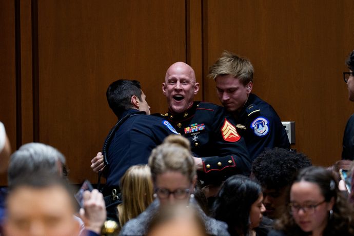 「イスラエルのための戦争だ」と叫んだ米海兵隊出身の政治家、連邦議会で強制退場！